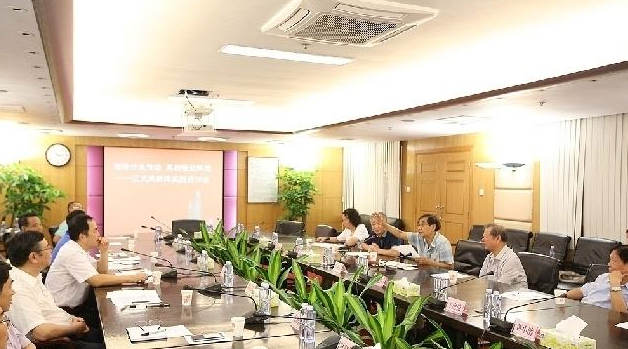 “一点学生背负巨额债务 校园网贷馅饼还是陷阱？”