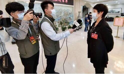 “一点学生背负巨额债务 校园网贷馅饼还是陷阱？”