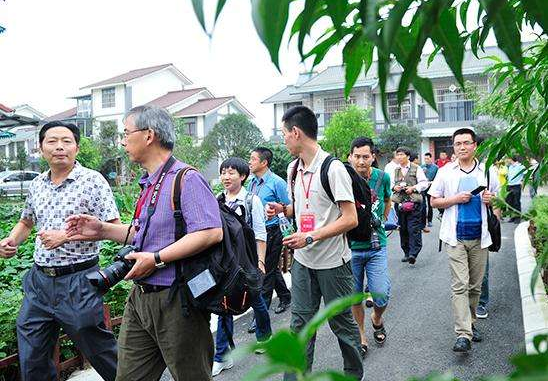 “李克强要求银行降收钱 银监会部署：能降尽量降”
