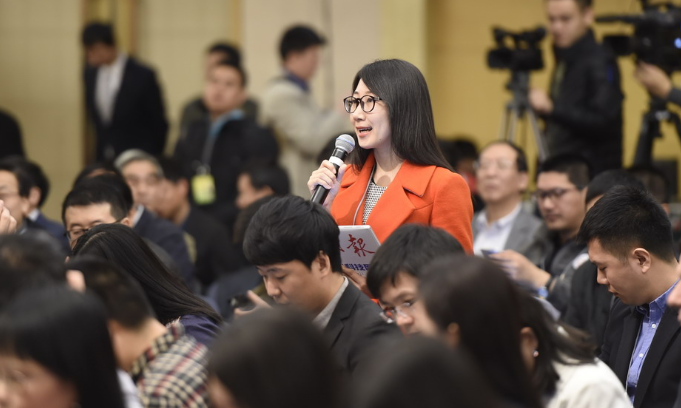 “人民币再贬千点创3年新低 央行：正常波动”